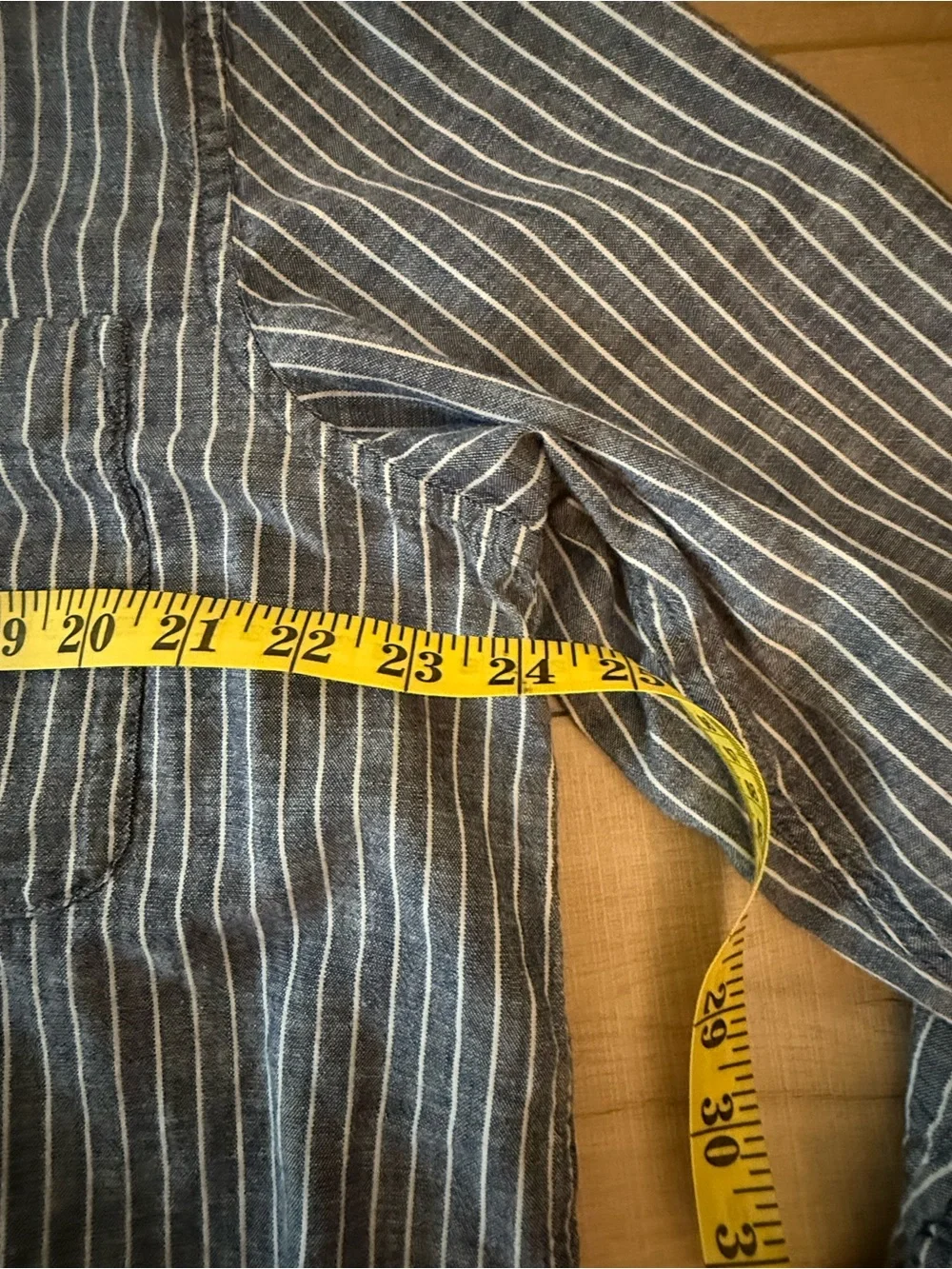 Banana Republic Men’s Relaxed Navy and White Pinstripe Shirt Large
